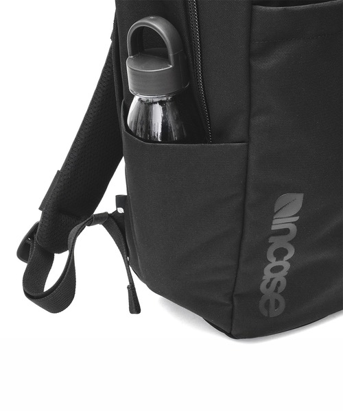 incase(インケース)の「INCO500102-BLK Incase Grid Backpack 18L - Black(バックパック/リュック・メンズ・ブラック・ONE SIZE)」の14枚目の写真