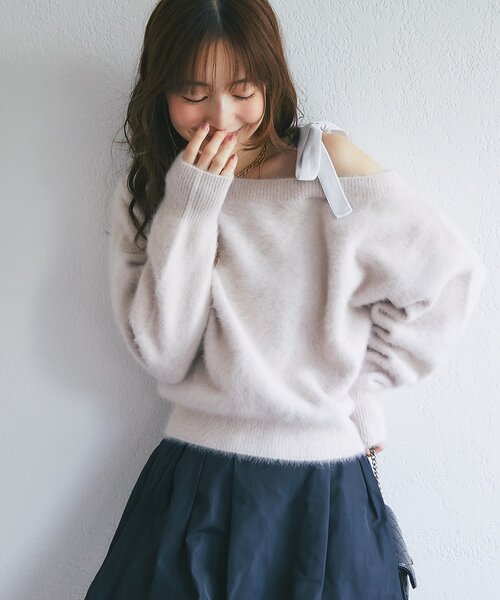 La boutique BonBon（ラブティックボンボン）の「【最強愛されニット】へアリーウールカシミヤ混ワンショルリボンニット（ニット/セーター・レディース・ネイビー/ライトグレー/ピンク・FREE）」の3枚目の写真