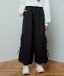 cross marche（クロスマルシェ）の「マットサテン サイドリボンカーゴパンツ カーゴパンツ ロング ボトムス サテン リボン ウエストゴム バルーンパンツ 秋 冬 韓国（カーゴパンツ）」