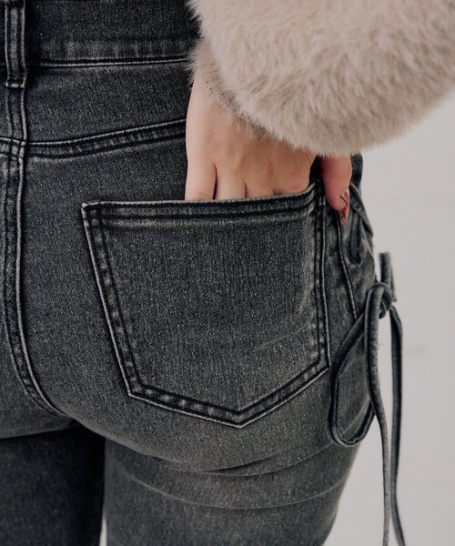 continuer de NICE CLAUP(コンティニューデナイスクラップ)の「サイドレースアップフレアデニムパンツ(デニムパンツ・レディース・ブルー/ブラック・MEDIUM/SMALL)」の5枚目の写真