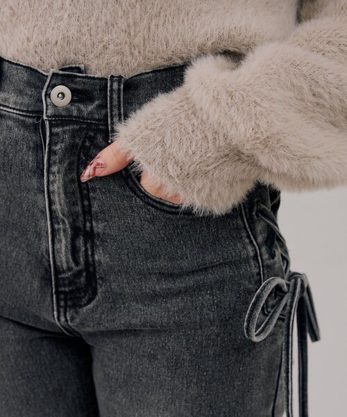 continuer de NICE CLAUP(コンティニューデナイスクラップ)の「サイドレースアップフレアデニムパンツ(デニムパンツ・レディース・ブルー/ブラック・MEDIUM/SMALL)」の4枚目の写真