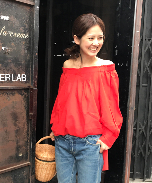 AMERICAN RAG CIE（アメリカンラグシー）の「AMERICAN RAG CIE 2WAYコットンボイル オフショルダー ブラウス【WEB限定】（シャツ/ブラウス・レディース・ブラック/ロイヤルブルー/オレンジ・FREE）」の3枚目の写真