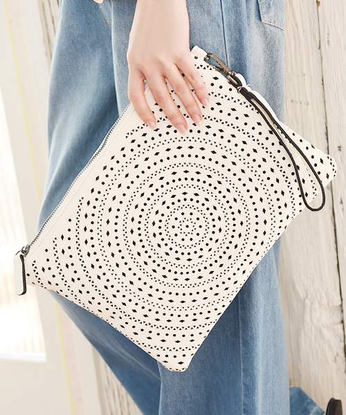 Luz Llena (NEY)（ラズレナニー）の「[2way]フェイクレザーパンチングクラッチバッグ（クラッチバッグ・レディース・ホワイト/ブラック・ﾌﾘ-）」の2枚目の写真