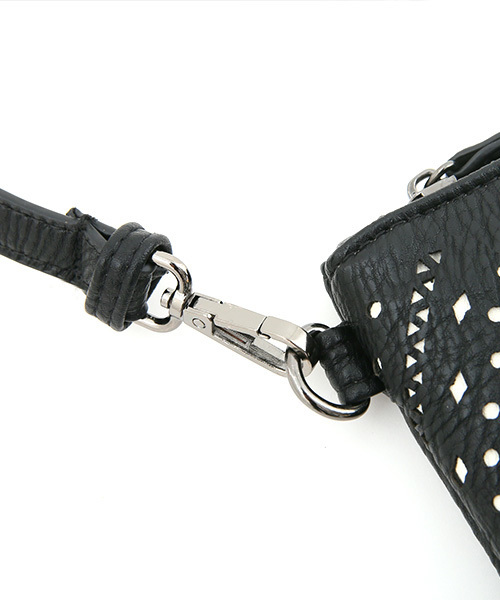 Luz Llena (NEY)（ラズレナニー）の「[2way]フェイクレザーパンチングクラッチバッグ（クラッチバッグ・レディース・ホワイト/ブラック・ﾌﾘ-）」の17枚目の写真