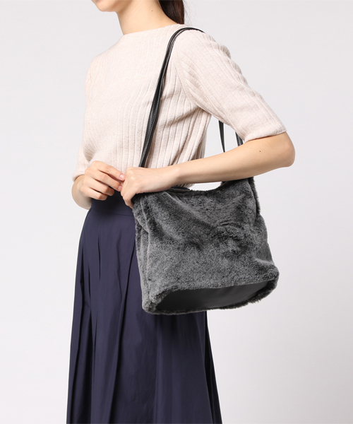 LBC（エルビーシー）の「スノーエコファー長ハンドルトート　            （トートバッグ・レディース・ライトブラウン/ブラック/グレー・FREE）」の4枚目の写真