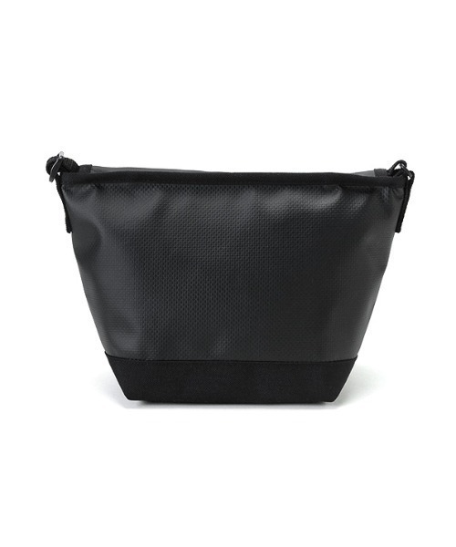 Manhattan Portage(マンハッタンポーテージ)の「Mat Vinyl Casual Messenger Bag(メッセンジャーバッグ・メンズ・ブラック/ダークネイビー・X-SMALL)」の5枚目の写真