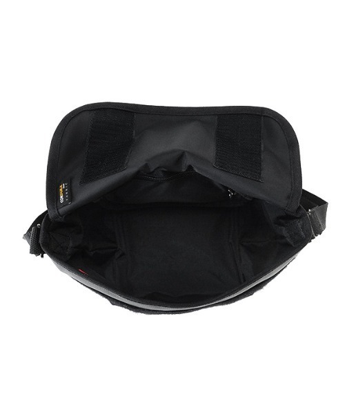 Manhattan Portage(マンハッタンポーテージ)の「Mat Vinyl Casual Messenger Bag(メッセンジャーバッグ・メンズ・ブラック/ダークネイビー・X-SMALL)」の7枚目の写真