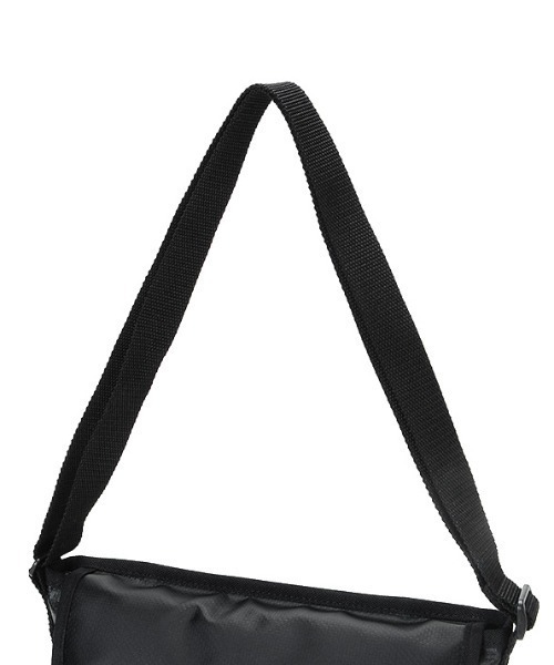 Manhattan Portage(マンハッタンポーテージ)の「Mat Vinyl Casual Messenger Bag(メッセンジャーバッグ・メンズ・ブラック/ダークネイビー・X-SMALL)」の10枚目の写真