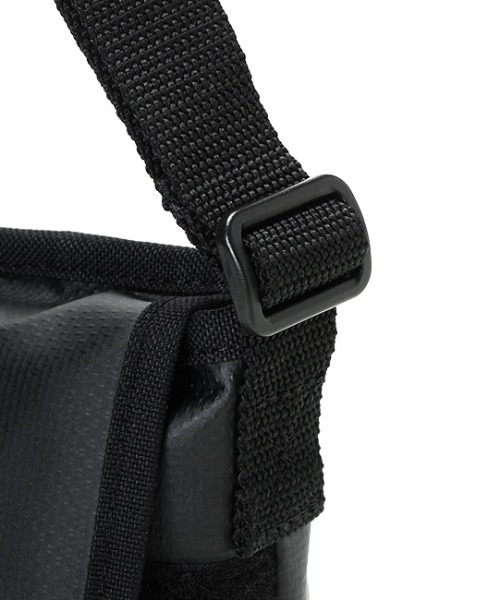 Manhattan Portage(マンハッタンポーテージ)の「Mat Vinyl Casual Messenger Bag(メッセンジャーバッグ・メンズ・ブラック/ダークネイビー・X-SMALL)」の11枚目の写真