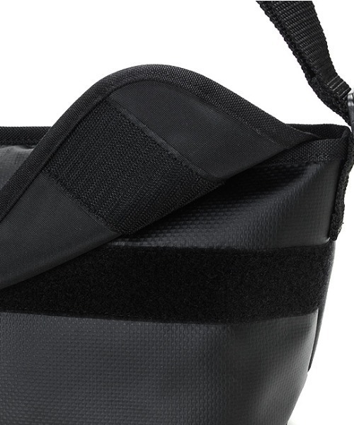 Manhattan Portage(マンハッタンポーテージ)の「Mat Vinyl Casual Messenger Bag(メッセンジャーバッグ・メンズ・ブラック/ダークネイビー・X-SMALL)」の13枚目の写真