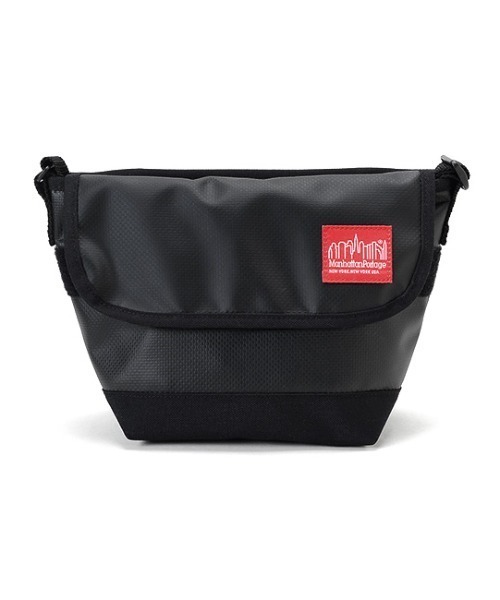 Manhattan Portage(マンハッタンポーテージ)の「Mat Vinyl Casual Messenger Bag(メッセンジャーバッグ・メンズ・ブラック/ダークネイビー・X-SMALL)」の3枚目の写真