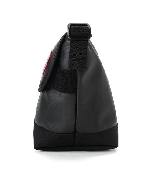 Manhattan Portage(マンハッタンポーテージ)の「Mat Vinyl Casual Messenger Bag(メッセンジャーバッグ・メンズ・ブラック/ダークネイビー・X-SMALL)」の4枚目の写真