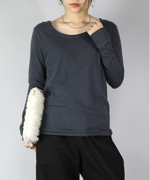 and it_(アンドイット)の「【日本製】シンプルカラー長袖ロングカットソー(Tシャツ/カットソー・レディース・ライトグレー/ブラウン/カーキ/ネイビー/ロイヤルブルー/パープル/ラベンダー/マスタード/レモンイエロー/レッド/ピンク/オレンジ/ホワイト/ブラック/チャコールグレー/モカ/グリーン/グレイッシュベージュ/オートミール/杢グレー/ライトブルー・LARGE/X-LARGE/MEDIUM)」の4枚目の写真