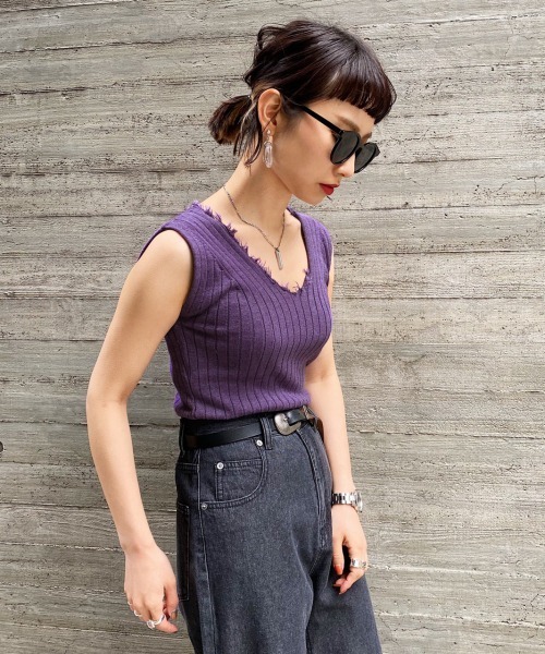 PAGEBOY（ページボーイ）の「2WAYダメージノースリニット（ニット/セーター・レディース・ブラック/ダークブラウン/パープル/グレイッシュベージュ/イエロー・FREE）」の4枚目の写真