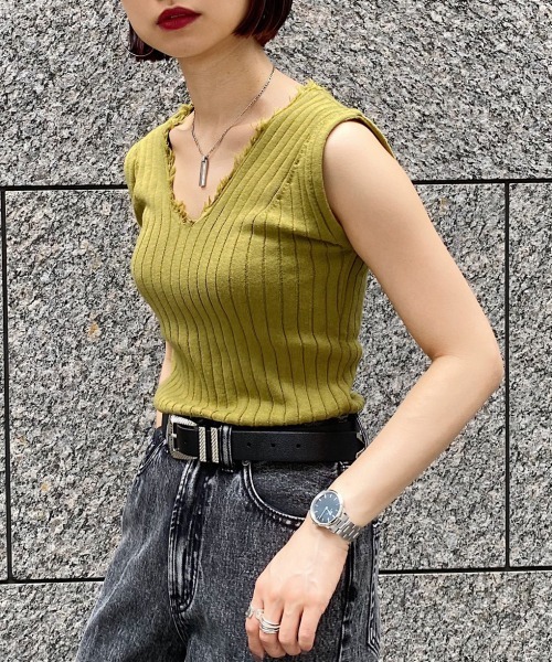 PAGEBOY（ページボーイ）の「2WAYダメージノースリニット（ニット/セーター・レディース・ブラック/ダークブラウン/パープル/グレイッシュベージュ/イエロー・FREE）」の5枚目の写真