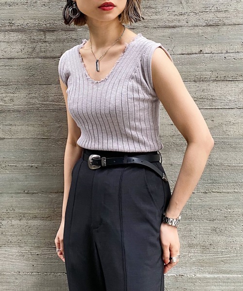 PAGEBOY（ページボーイ）の「2WAYダメージノースリニット（ニット/セーター・レディース・ブラック/ダークブラウン/パープル/グレイッシュベージュ/イエロー・FREE）」の6枚目の写真