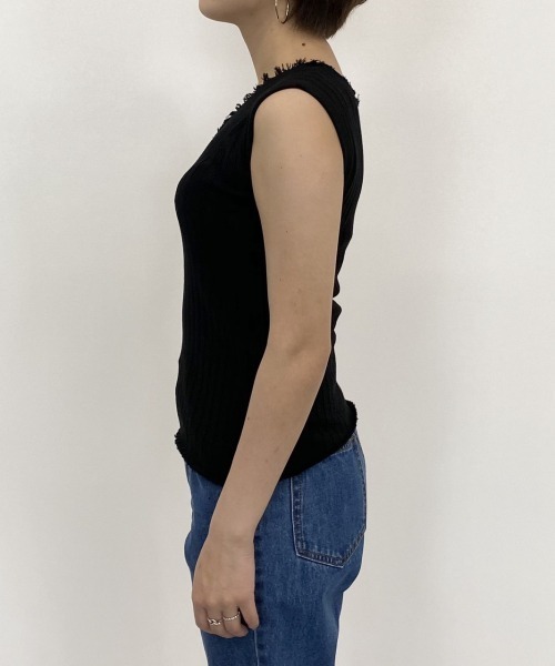 PAGEBOY（ページボーイ）の「2WAYダメージノースリニット（ニット/セーター・レディース・ブラック/ダークブラウン/パープル/グレイッシュベージュ/イエロー・FREE）」の15枚目の写真