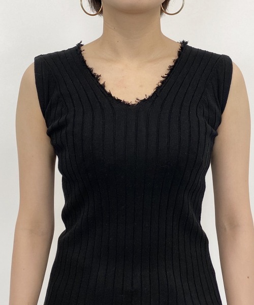 PAGEBOY（ページボーイ）の「2WAYダメージノースリニット（ニット/セーター・レディース・ブラック/ダークブラウン/パープル/グレイッシュベージュ/イエロー・FREE）」の10枚目の写真