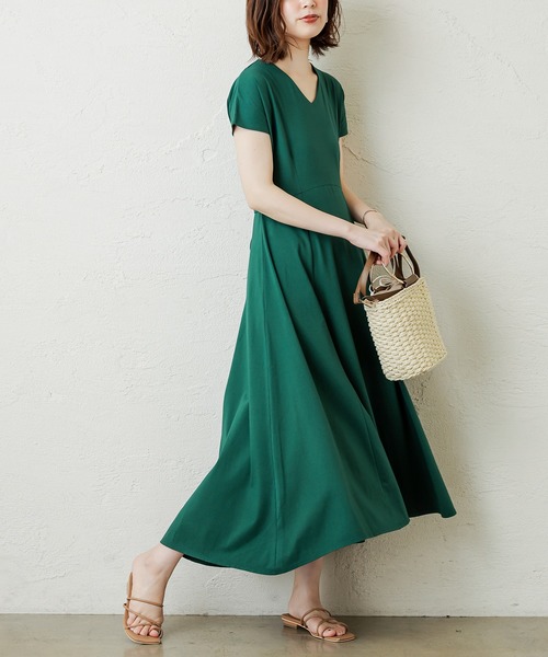 natural couture（ナチュラルクチュール）の「【ZOZO限定】美シルエット細リボンカットフレアワンピース（ワンピース・レディース・ブラック/グレイッシュベージュ/ラベンダー/レンガ/グリーン・FREE）」の4枚目の写真