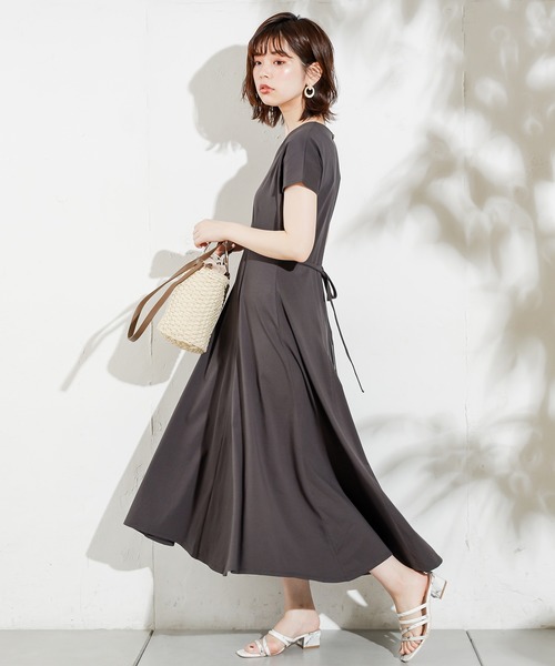 natural couture（ナチュラルクチュール）の「【ZOZO限定】美シルエット細リボンカットフレアワンピース（ワンピース・レディース・ブラック/グレイッシュベージュ/ラベンダー/レンガ/グリーン・FREE）」の2枚目の写真