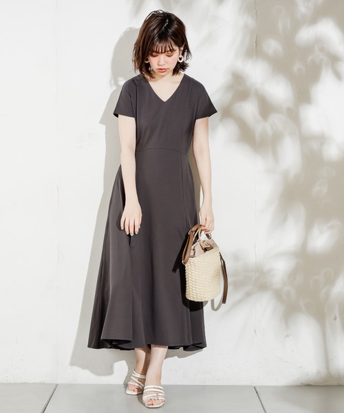 natural couture（ナチュラルクチュール）の「【ZOZO限定】美シルエット細リボンカットフレアワンピース（ワンピース・レディース・ブラック/グレイッシュベージュ/ラベンダー/レンガ/グリーン・FREE）」の6枚目の写真