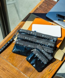 レスポートサック　ひとりっぷ　ブラックパテント LeSportsac /MULTI PASSPORT WALLET /ブラックパテント エイチ