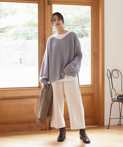 KOBE LETTUCE(コウベレタス)の「ボリュームスリーブモヘアタッチVネックゆるニットプルオーバー(ニット/セーター・レディース・ブルー/イエロー/アイボリー/ブラック・FREE)」の8枚目の写真