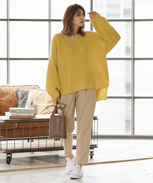 KOBE LETTUCE(コウベレタス)の「ボリュームスリーブモヘアタッチVネックゆるニットプルオーバー(ニット/セーター・レディース・ブルー/イエロー/アイボリー/ブラック・FREE)」の14枚目の写真
