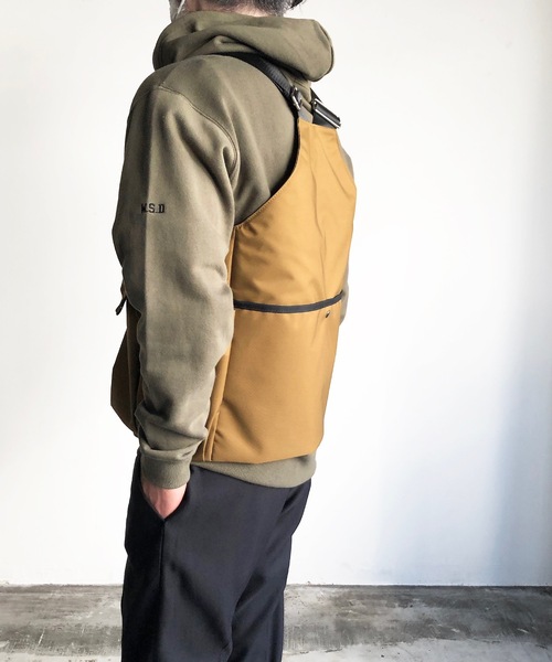 UNITED CRAFT(ユナイテッドクラフト)の「EM:UNITED CRAFT 撥水ポリエステルベストバッグ(ベスト・メンズ・ブラック/キャメル・FREE)」の11枚目の写真