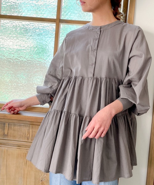 JUNOAH（ジュノア）の「ボリュームスリーブティアードブラウス（シャツ/ブラウス・レディース・ホワイト/ブラック/グリーン/グレイッシュベージュ/チャコール/ピンク/ブルー/グレー/ネイビー/ミント・FREE）」の3枚目の写真