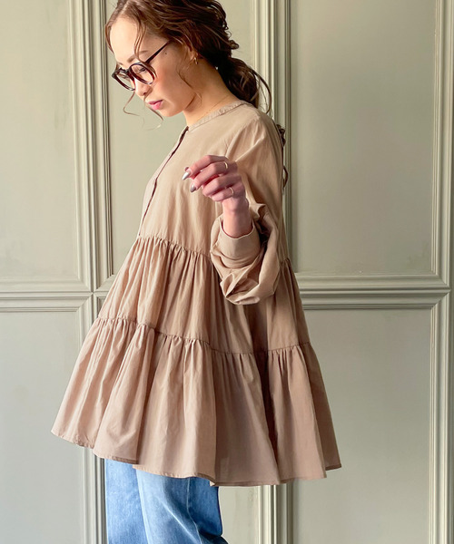 JUNOAH（ジュノア）の「ボリュームスリーブティアードブラウス（シャツ/ブラウス・レディース・ホワイト/ブラック/グリーン/グレイッシュベージュ/チャコール/ピンク/ブルー/グレー/ネイビー/ミント・FREE）」の5枚目の写真