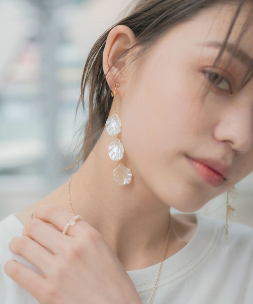 Heather（ヘザー）の「ハナビラパールイヤー　937369（ピアス（両耳用）・レディース・ホワイト系その他/ゴールド系その他/ホワイト系その他2/ゴールド系その他2・ONESIZE）」の2枚目の写真