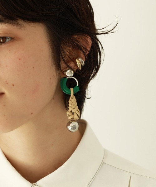 TODAYFUL（トゥデイフル）の「レザーブレイドイヤリング（イヤリング・レディース・ナチュラル/ブラウン・FREE）」の2枚目の写真