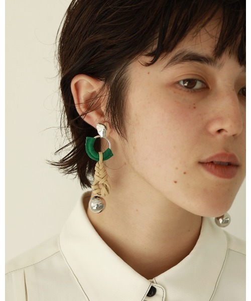 TODAYFUL（トゥデイフル）の「レザーブレイドイヤリング（イヤリング・レディース・ナチュラル/ブラウン・FREE）」の4枚目の写真