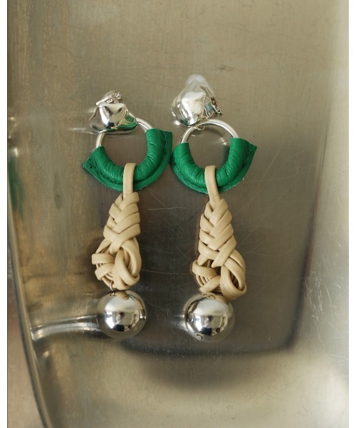 TODAYFUL（トゥデイフル）の「レザーブレイドイヤリング（イヤリング・レディース・ナチュラル/ブラウン・FREE）」の6枚目の写真