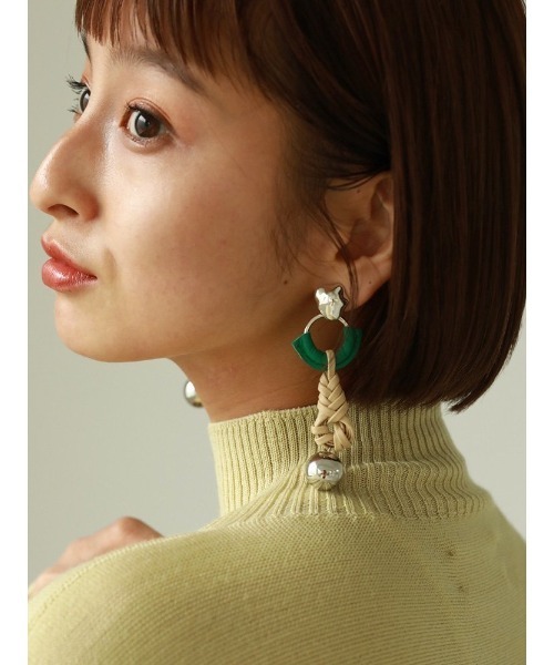 TODAYFUL（トゥデイフル）の「レザーブレイドイヤリング（イヤリング・レディース・ナチュラル/ブラウン・FREE）」の3枚目の写真