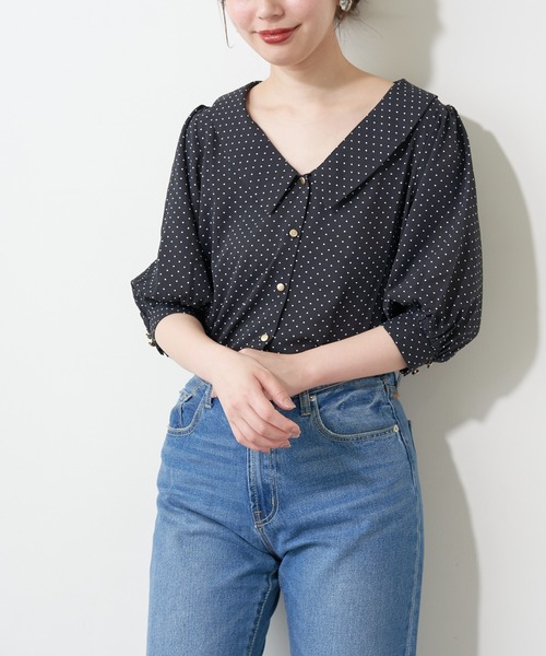 natural couture(ナチュラルクチュール)の「【WEB限定】深V衿付きおしゃれブラウス(シャツ/ブラウス・レディース・オフホワイト/ブラック/その他1/その他2・FREE)」の1枚目の写真