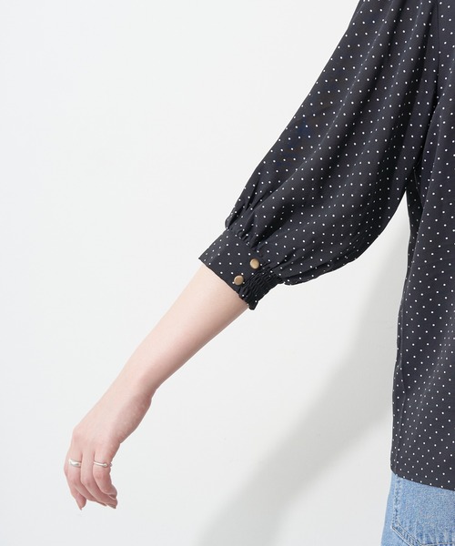 natural couture(ナチュラルクチュール)の「【WEB限定】深V衿付きおしゃれブラウス(シャツ/ブラウス・レディース・オフホワイト/ブラック/その他1/その他2・FREE)」の7枚目の写真