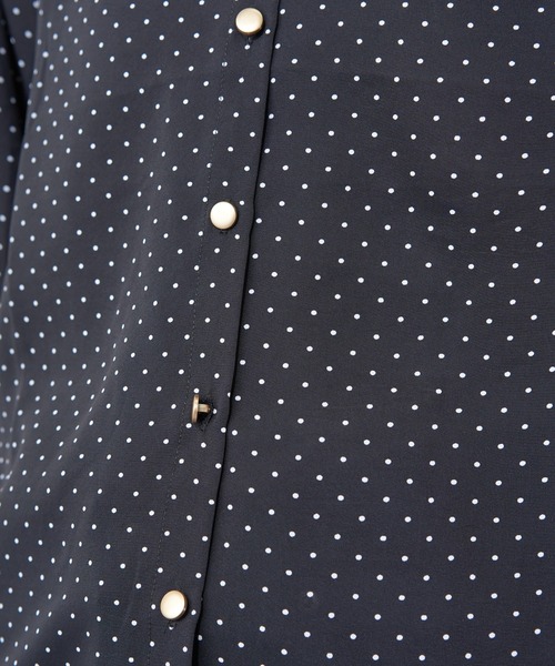 natural couture(ナチュラルクチュール)の「【WEB限定】深V衿付きおしゃれブラウス(シャツ/ブラウス・レディース・オフホワイト/ブラック/その他1/その他2・FREE)」の10枚目の写真