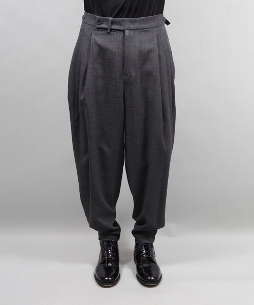 ato（アトウ）の「polyester two tuck tapered pants（その他パンツ・メンズ・ブラック/グレー・44/46/48）」の3枚目の写真