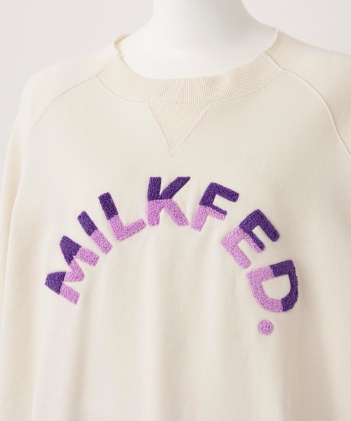 MILKFED.（ミルクフェド）の「ARCH LOGO SWEAT TOP（スウェット・レディース・ネイビー/ブラウン/オフホワイト・ONE SIZE）」の14枚目の写真