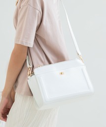 金具付きショルダーバッグ