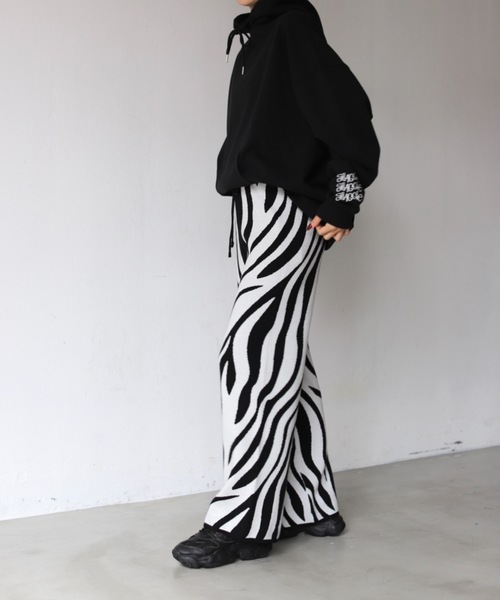 SHAGGIE（シャギー）の「ゼブラ柄ワイドニットパンツ（その他パンツ・レディース・ブラック/カーキ・S/M/L）」の7枚目の写真