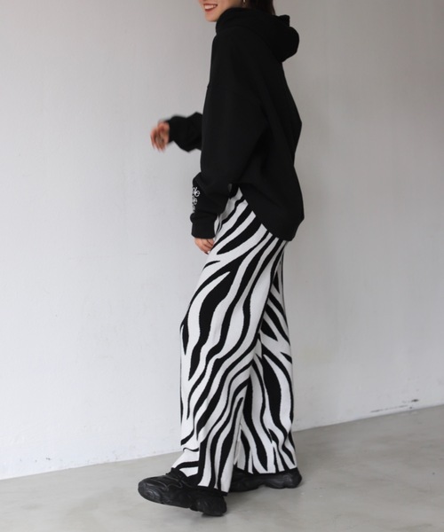 SHAGGIE（シャギー）の「ゼブラ柄ワイドニットパンツ（その他パンツ・レディース・ブラック/カーキ・S/M/L）」の8枚目の写真
