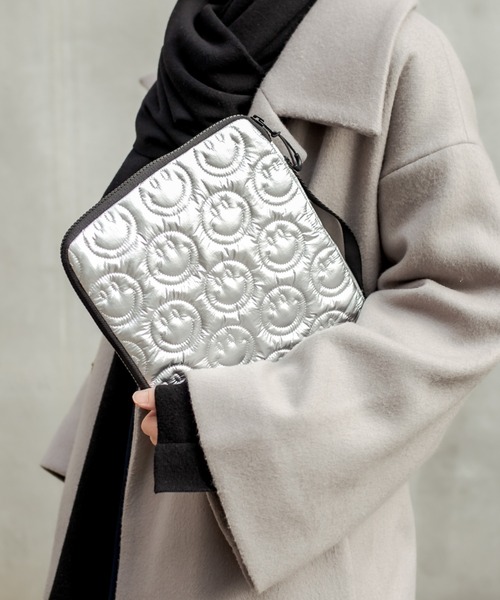 Actually(アクチュアリー)の「スマイルキルティング タブレットケース <11インチ対応> マルチケース・ゲーム収納(PC・タブレットケース・レディース・ブラック/ピンク/シルバー/ブルー・フリー)」の4枚目の写真