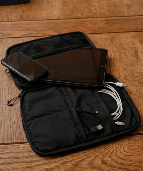 Actually(アクチュアリー)の「スマイルキルティング タブレットケース <11インチ対応> マルチケース・ゲーム収納(PC・タブレットケース・レディース・ブラック/ピンク/シルバー/ブルー・フリー)」の9枚目の写真