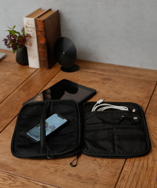 Actually(アクチュアリー)の「スマイルキルティング タブレットケース <11インチ対応> マルチケース・ゲーム収納(PC・タブレットケース・レディース・ブラック/ピンク/シルバー/ブルー・フリー)」の6枚目の写真