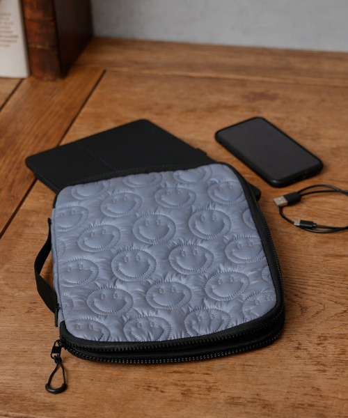 Actually(アクチュアリー)の「スマイルキルティング タブレットケース <11インチ対応> マルチケース・ゲーム収納(PC・タブレットケース・レディース・ブラック/ピンク/シルバー/ブルー・フリー)」の18枚目の写真