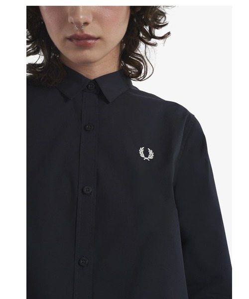 FRED PERRY（フレッドペリー）の「Pleated Shirt（シャツ/ブラウス・レディース・ホワイト/ネイビー・10）」の9枚目の写真