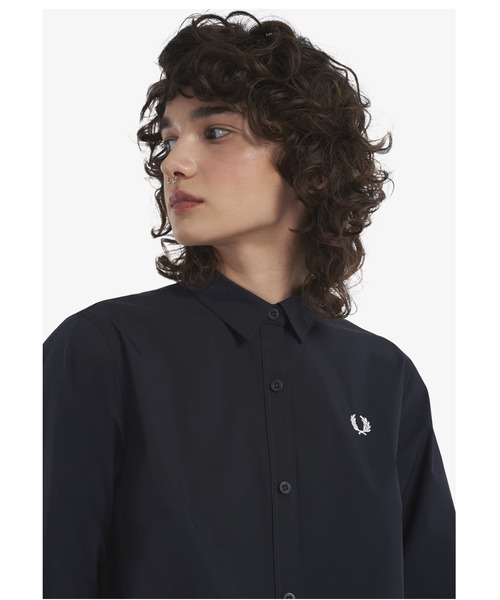 FRED PERRY（フレッドペリー）の「Pleated Shirt（シャツ/ブラウス・レディース・ホワイト/ネイビー・10）」の10枚目の写真